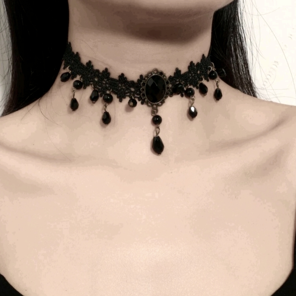 Women's choker necklace